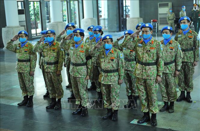 Trong ảnh: Cán bộ, nhân viên Cục gìn giữ hòa bình Việt Nam viếng Liệt sĩ, Trung tá Đỗ Anh. Ảnh: Minh Đức – TTXVN