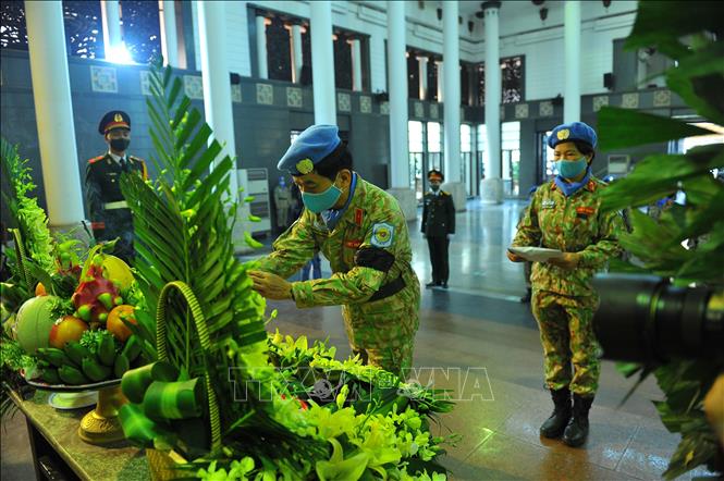 Trong ảnh: Thiếu tướng Hoàng Kim Phụng, Cục trưởng Cục gìn giữ hòa bình Việt Nam viếng Liệt sĩ, Trung tá Đỗ Anh. Ảnh: Minh Đức – TTXVN