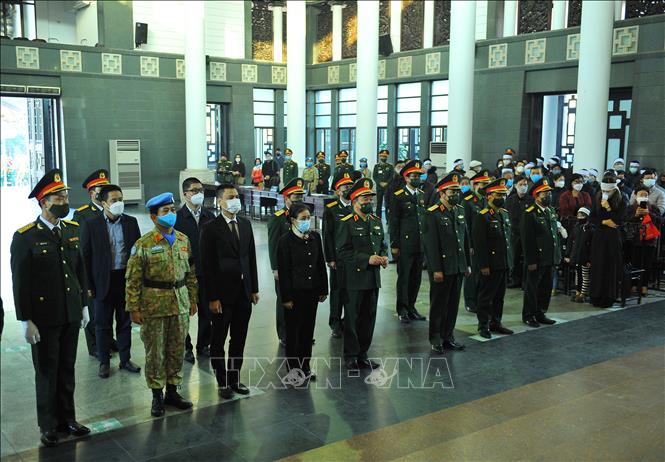 Trong ảnh: Thượng tướng Hoàng Xuân Chiến, Thứ trưởng Bộ Quốc phòng dẫn đầu Đoàn đại biểu Bộ Quốc phòng viếng Liệt sĩ, Trung tá Đỗ Anh. Ảnh: Minh Đức – TTXVN