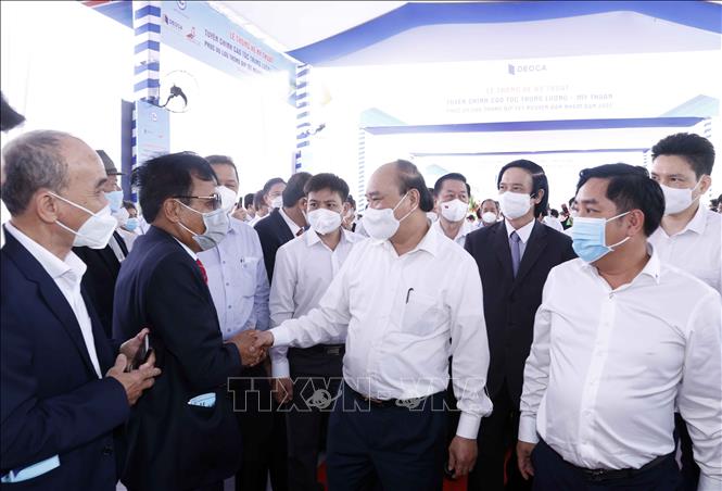 Chủ tịch nước Nguyễn Xuân Phúc với các đại biểu tham dự buổi lễ. Ảnh: Thống Nhất - TTXVN
