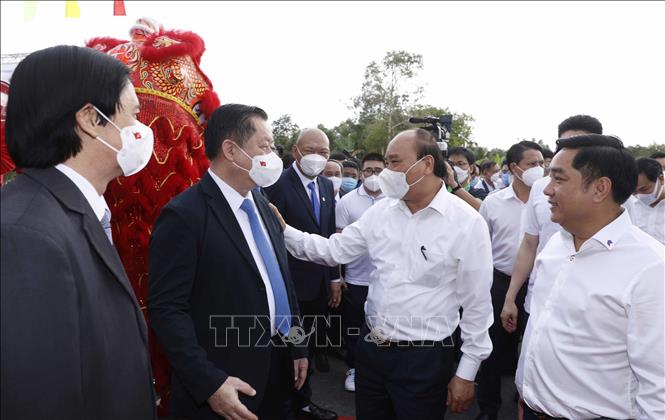 Chủ tịch nước Nguyễn Xuân Phúc với các đại biểu tham dự buổi lễ. Ảnh: Thống Nhất - TTXVN
