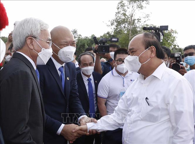 Chủ tịch nước Nguyễn Xuân Phúc với các đại biểu tham dự buổi lễ. Ảnh: Thống Nhất - TTXVN