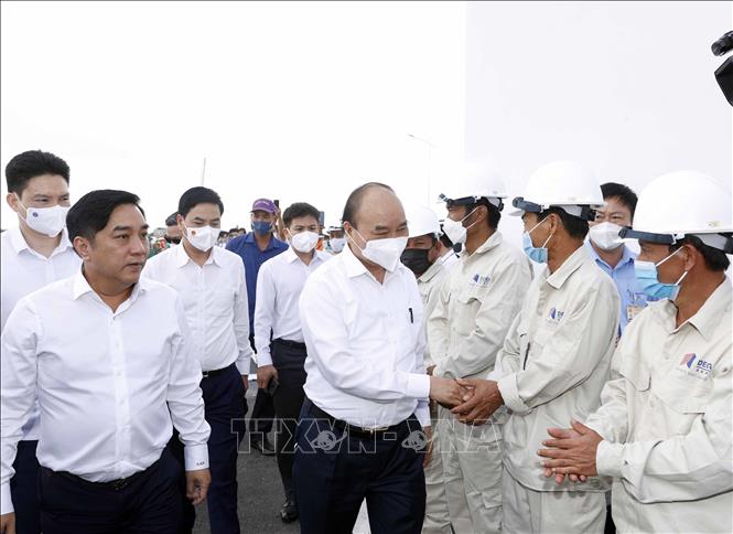 Chủ tịch nước Nguyễn Xuân Phúc thăm hỏi, động viên các kỹ sư, công nhân tham gia thi công Dự án tuyến đường cao tốc Trung Lương-Mỹ Thuận. Ảnh: Thống Nhất - TTXVN