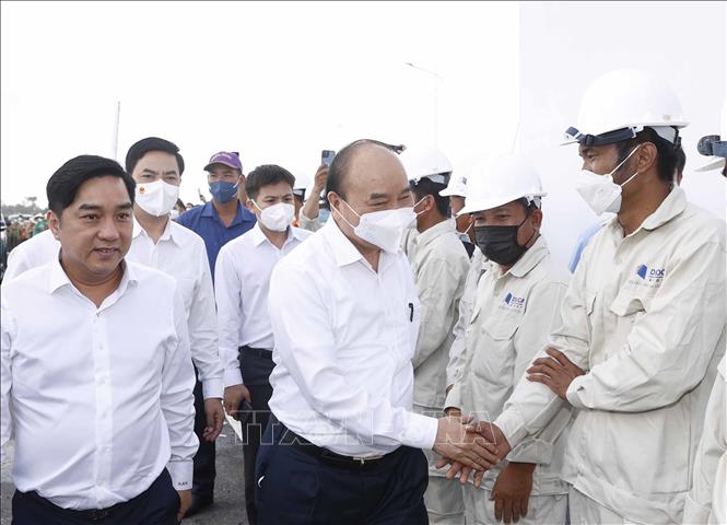 Chủ tịch nước Nguyễn Xuân Phúc thăm hỏi, động viên các kỹ sư, công nhân tham gia thi công Dự án tuyến đường cao tốc Trung Lương-Mỹ Thuận. Ảnh: Thống Nhất - TTXVN