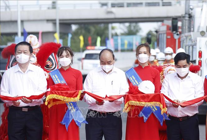 Chủ tịch nước Nguyễn Xuân Phúc cùng các đại biểu thực hiện nghi thức thông xe. Ảnh: Thống Nhất - TTXVN
