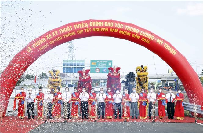 Chủ tịch nước Nguyễn Xuân Phúc cùng các đại biểu thực hiện nghi thức thông xe. Ảnh: Thống Nhất - TTXVN
