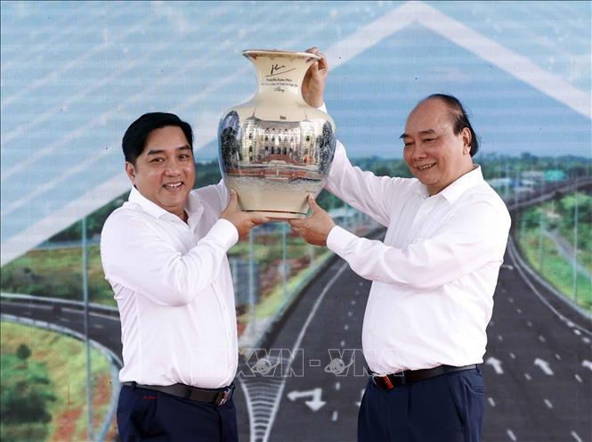 Chủ tịch nước Nguyễn Xuân Phúc tặng quà lưu niệm cho Tập đoàn Đèo Cả (đơn vị thi công dự án). Ảnh: Thống Nhất - TTXVN

