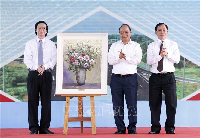  Chủ tịch nước Nguyễn Xuân Phúc tặng quà lưu niệm cho tỉnh Tiền Giang. Ảnh: Thống Nhất - TTXVN
