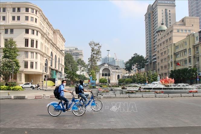 Photo: Young people using the rental bikes. VNA Photo: Tiến Lực 