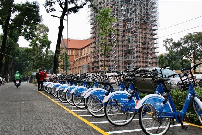Photo: A bike rental spot near HCM City's Notre Dame Cathedral. VNA Photo: Tiến Lực 