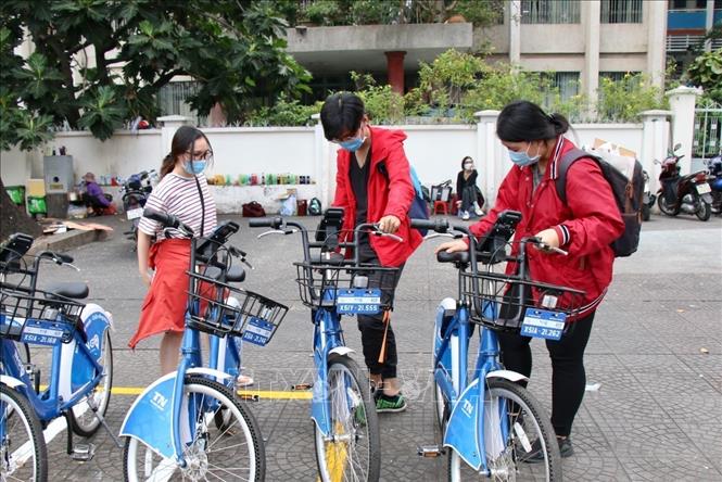 Photo: Young people use the bike rental service. VNA Photo: Tiến Lực