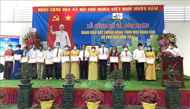 Đại diện lãnh đạo huyện Định Quán biểu dương và khen thưởng các tập thể và cá nhân có thành tích đóng góp tích cực trong công cuộc xây dựng nông thôn mới trên địa bàn xã Phú Hòa trong thời gian qua. Ảnh: Nguyễn Văn Việt - TTXVN
