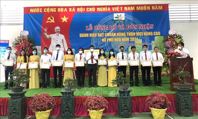 Đại diện lãnh đạo huyện Định Quán biểu dương và khen thưởng các tập thể và cá nhân có thành tích đóng góp tích cực trong công cuộc xây dựng nông thôn mới trên địa bàn xã Phú Hòa. Ảnh: Nguyễn Văn Việt - TTXVN
