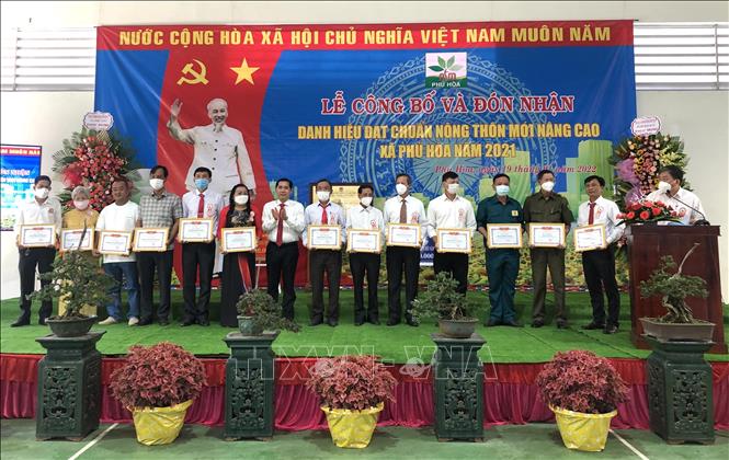 Đại diện lãnh đạo huyện Định Quán biểu dương và khen thưởng các tập thể và cá nhân có thành tích đóng góp tích cực trong công cuộc xây dựng nông thôn mới trên địa bàn xã Phú Hòa. Ảnh: Nguyễn Văn Việt - TTXVN
