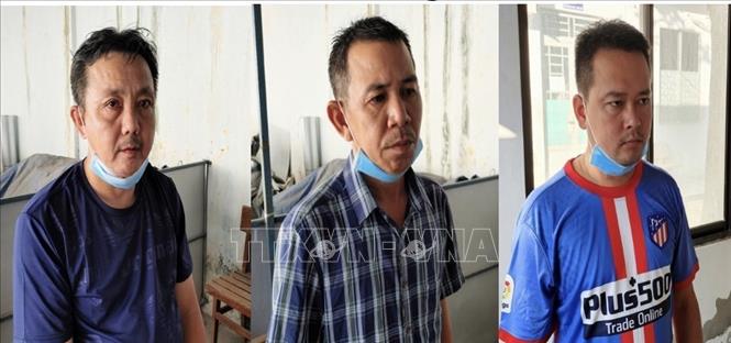 Trong ảnh: Các đối tượng Cường, Minh và Hùng (từ trái qua phải) tại cơ quan điều tra. Ảnh: TTXVN phát./.