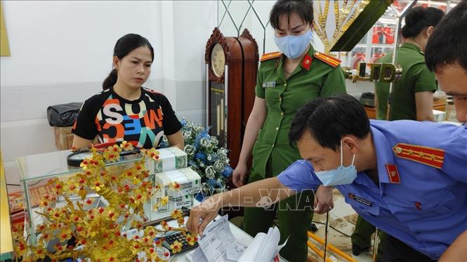 Trong ảnh: Lực lượng chức năng tiến hành khám xét địa chỉ, nơi ở của các đối tượng liên quan vụ án. Ảnh: TTXVN phát./.