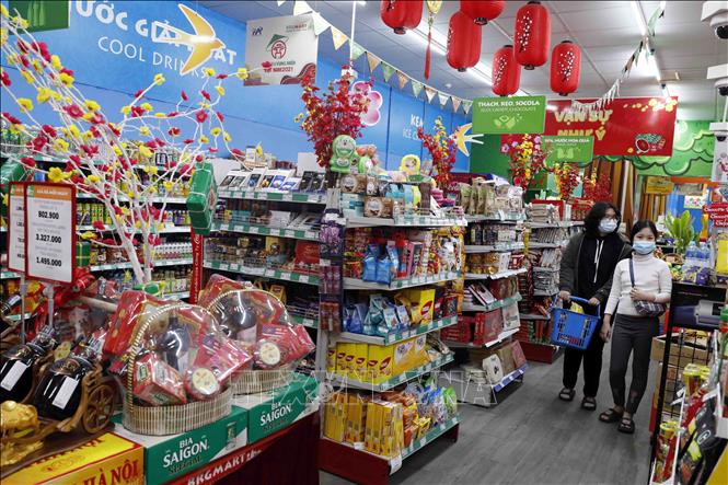Người tiêu dùng mua sắm hàng tại BRGMart 63 Hàng Trống, Hà Nội. Ảnh: Trần Việt - TTXVN