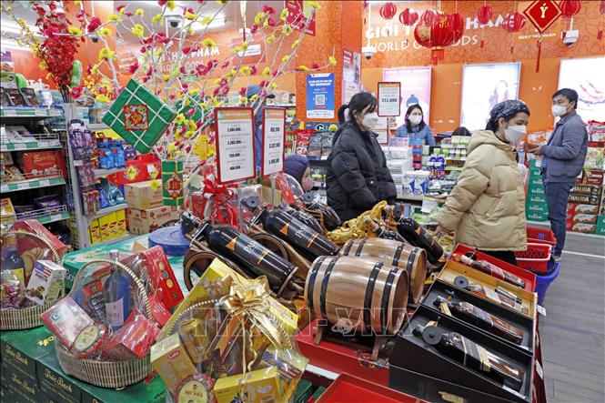 Các mặt hàng đồ uống được bày bán tại BRGMart Hàng Trống, Hà Nội. Ảnh: Trần Việt - TTXVN