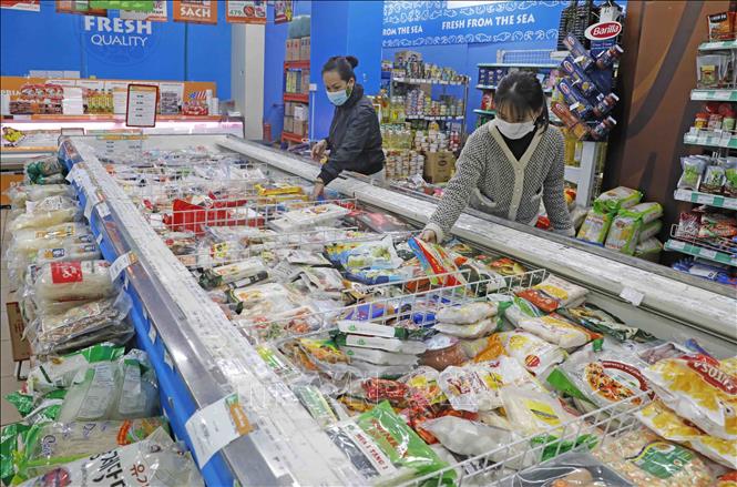 Người tiêu dùng mua sắm hàng tại BRGMart 63 Hàng Trống, Hà Nội. Ảnh: Trần Việt - TTXVN