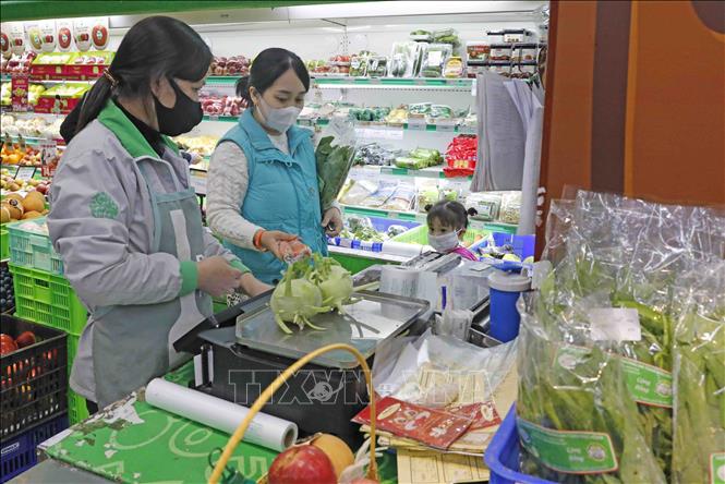 Người tiêu dùng mua sắm hàng tại BRGMart 63 Hàng Trống, Hà Nội. Ảnh: Trần Việt - TTXVN