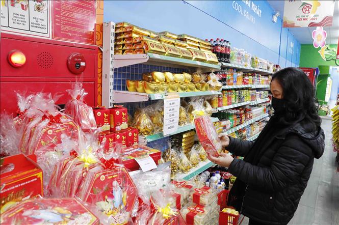 Người tiêu dùng mua sắm hàng tại BRGMart 63 Hàng Trống, Hà Nội. Ảnh: Trần Việt - TTXVN