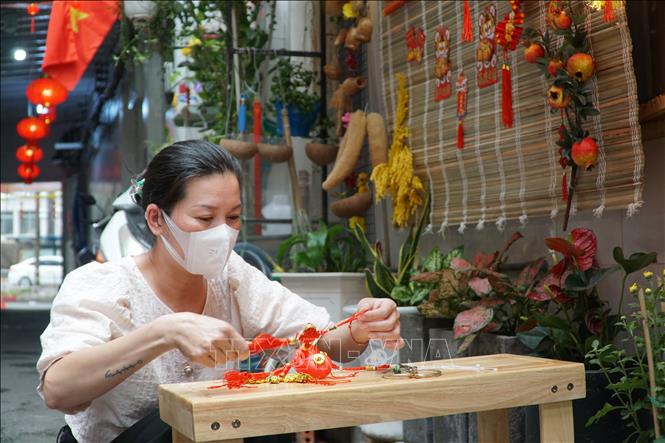 Trong ảnh: Người dân tại hẻm 89 Hàm Nghi (Quận 1) tất bật trang trí cho nhà cửa sạch đẹp, khi Tết đến cận kề. Ảnh: Thu Hương - TTXVN