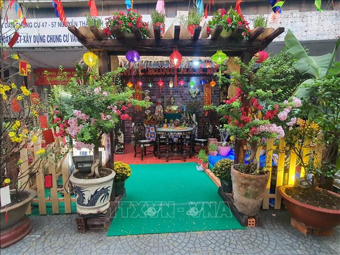 Trong ảnh: Không chỉ nhà và các khu phố, chung cư 47-57 Nguyễn Thái Bình (Quận 1) cũng được người dân đầu tư các tiểu cảnh rất công phu. Ảnh: Thu Hương - TTXVN