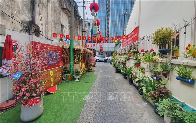 Trong ảnh: Hẻm 153 Nguyễn Thị Minh Khai (Quận 1) được trang trí với nhiều tiểu cảnh đẹp mắt. Ảnh: Thu Hương - TTXVN