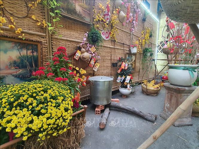 Trong ảnh: Một số tiểu cảnh ngày Tết thân thuộc được tái hiện tại hẻm 89 Hàm Nghi (Quận 1). Ảnh: Thu Hương - TTXVN