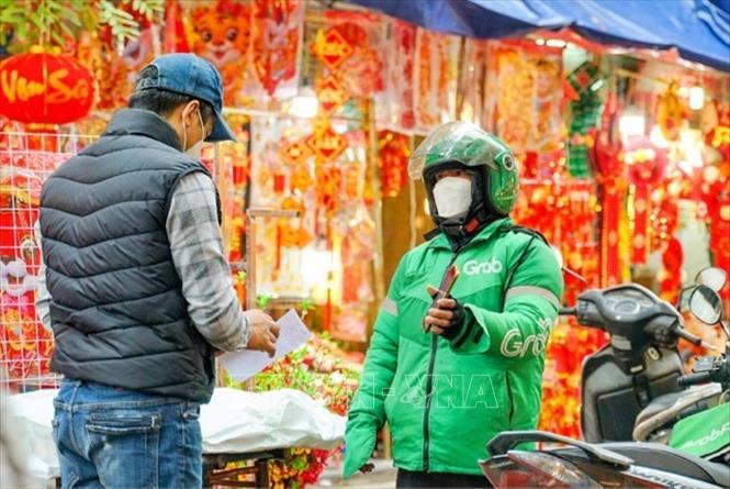 Do diễn biến phức tạp của dịch COVID-19, nhiều người lựa chọn hình thức giao hàng thay vì đến tận nơi. Ảnh: Tuấn Đức - TTXVN