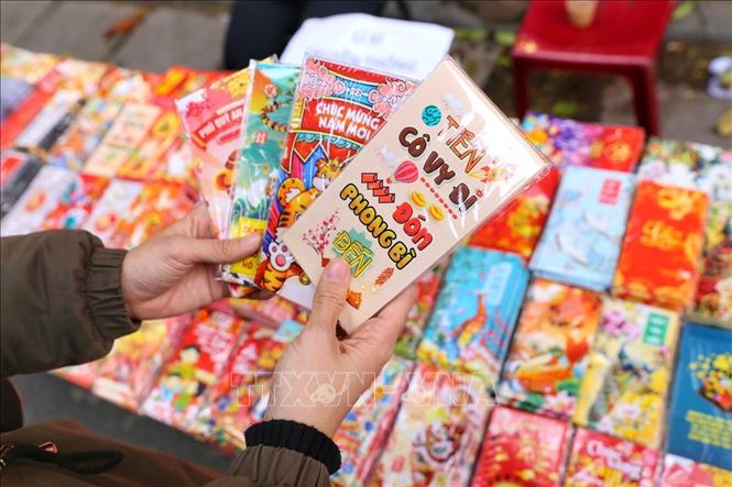 Nhiều mẫu phong bao lì xì rất hợp với tình hình hiện nay. Ảnh: Tuấn Đức - TTXVN