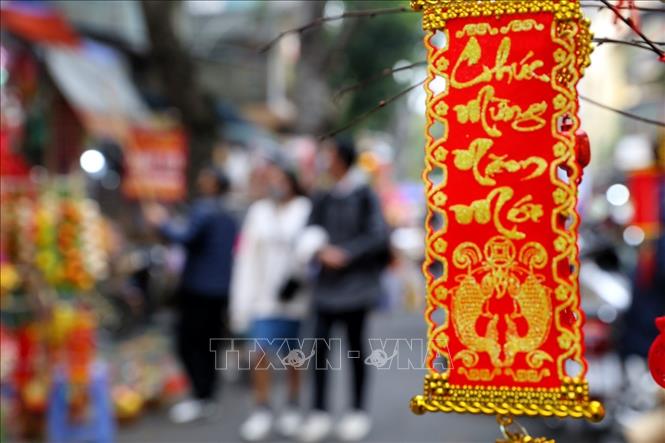 Năm nay nhiều mặt hàng thủ công được bày bán trên phố Hàng Mã. Ảnh: Tuấn Đức - TTXVN