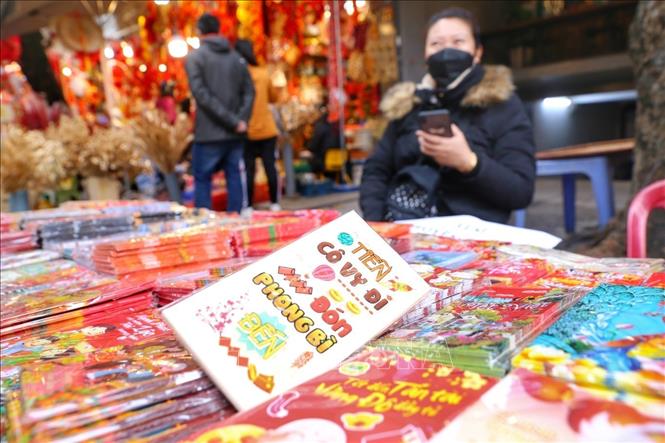 Nhiều mẫu phong bao lì xì rất hợp với tình hình hiện nay. Ảnh: Tuấn Đức - TTXVN