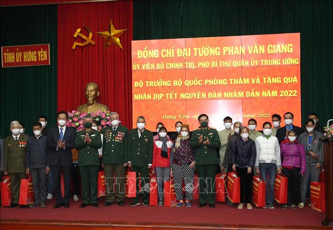 Trong ảnh: Đại tướng Phan Văn Giang trao quà tặng quà các gia đình chính sách trên địa bàn tỉnh Hưng Yên nhân dịp Xuân Nhâm Dần 2022. Ảnh: Hồng Pha-TTXVN phát