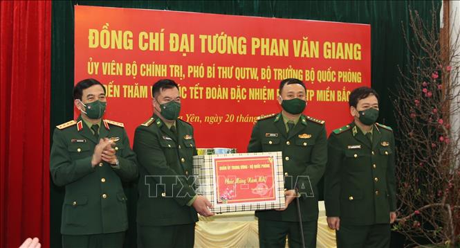 Trong ảnh: Đại tướng Phan Văn Giang trao quà Tết tặng cán bộ, chiến sĩ Đoàn Đặc nhiệm phòng chống ma túy và tội phạm miền Bắc, Cục Phòng, chống ma túy và tội phạm (Bộ tư lệnh Bộ đội Biên phòng). Ảnh: Hồng Pha-TTXVN phát