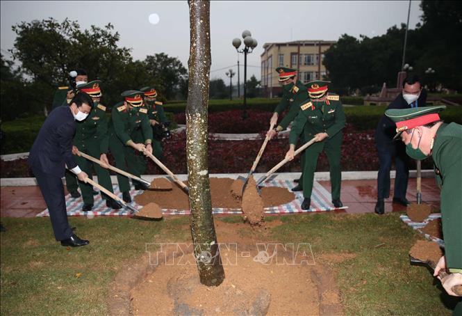 Trong ảnh: Đại tướng Phan Văn Giang cùng các đai biểu trông cây lưu niệm tại Trường Sĩ quan Tăng – Thiết giáp. Ảnh: Hồng Pha-TTXVN phát