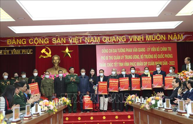 Trong ảnh: Đại tướng Phan Văn Giang trao quà tặng quà các gia đình chính sách trên địa bàn  tỉnh Vĩnh Phúc nhân dịp Xuân Nhâm Dần 2022. Ảnh: Hồng Pha-TTXVN phát