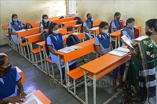 Trong ảnh (tư liệu): Học sinh tại một lớp học ở Mumbai, Ấn Độ, ngày 4/10/2021. Ảnh: AFP/ TTXVN