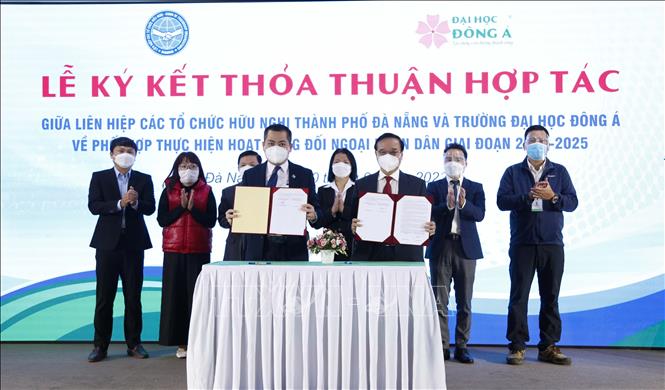 Trong ảnh: Ký kết thỏa thuận hợp tác giữa Liên hiệp các tổ chức hữu nghị thành phố Đà Nẵng và Đại học Đông Á (Đà Nẵng). Ảnh: Trần Lê Lâm – TTXVN