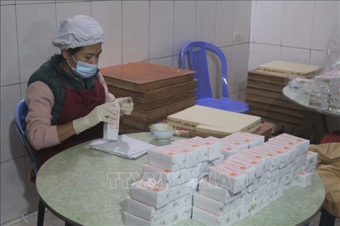 Trong ảnh: Bánh khảo được gói bằng giấy màu hoặc giấy trắng, có ghi rõ xuất xứ hàng hóa. Ảnh: Chu Hiệu-TTXVN
