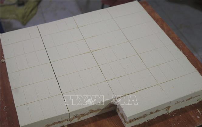 Trong ảnh: Bánh khảo đã được cắt sau khi gỡ ra khỏi khuôn. Ảnh: Chu Hiệu-TTXVN