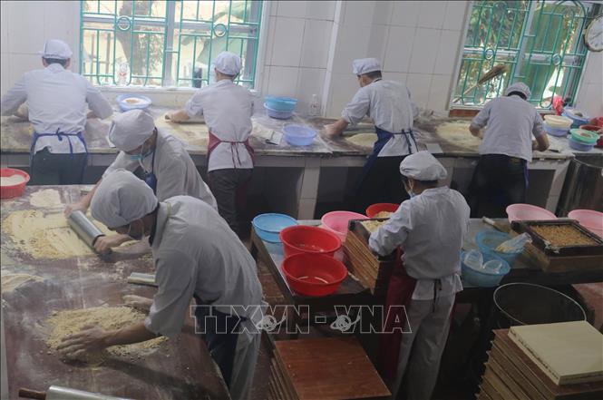 Trong ảnh: Một cơ sở sản xuất bánh khảo tại phường sông Hiến, thành phố Cao Bằng. Ảnh: Chu Hiệu-TTXVN