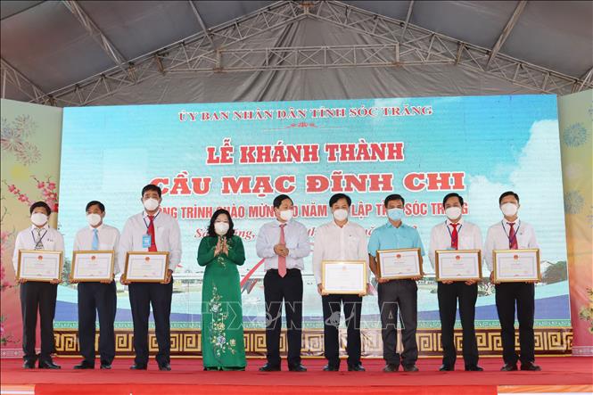 Trong ảnh: Lãnh đạo Tỉnh ủy, UBND tỉnh Sóc Trăng trao Bằng khen cho các đơn vị có thành tích tốt trong việc xây dựng cầu. Ảnh: Chanh Đa-TTXVN