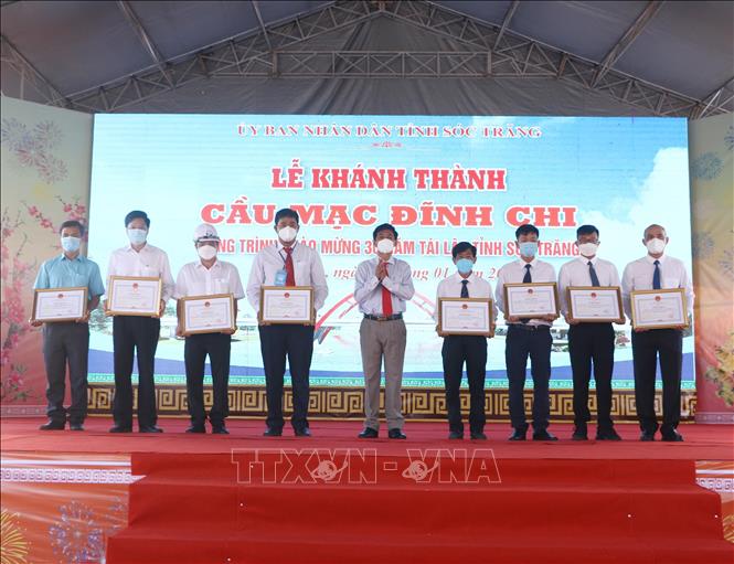 Trong ảnh: Bí thư Tỉnh ủy Sóc Trăng Lâm Văn Mẫn trao Bằng khen cho các đơn vị có thành tích tốt trong việc xây dựng cầu. Ảnh: Chanh Đa-TTXVN