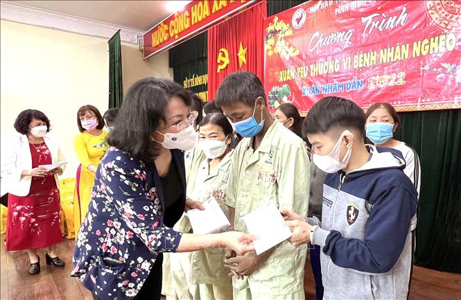 Trong ảnh: Nguyên Phó Chủ tịch nước Đặng Thị Ngọc Thịnh trao tặng quà Tết cho bệnh nhân nghèo đang điều trị tại Bệnh viện Đa khoa Bình Định. Ảnh: Nguyên Linh-TTXVN