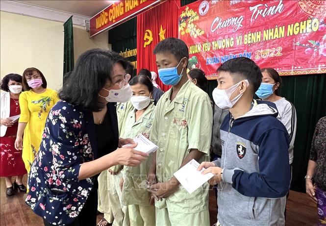 Trong ảnh: Nguyên Phó Chủ tịch nước Đặng Thị Ngọc Thịnh trao tặng quà Tết cho bệnh nhân nghèo đang điều trị tại Bệnh viện Đa khoa Bình Định. Ảnh: Nguyên Linh-TTXVN