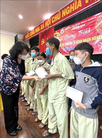 Trong ảnh: Nguyên Phó Chủ tịch nước Đặng Thị Ngọc Thịnh trao tặng quà Tết cho bệnh nhân nghèo đang điều trị tại Bệnh viện Đa khoa Bình Định. Ảnh: Nguyên Linh-TTXVN
