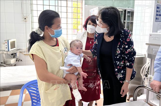 Trong ảnh: Nguyên Phó Chủ tịch nước Đặng Thị Ngọc Thịnh hỏi thăm và tặng quà Tết cho gia đình bệnh nhi đang điều trị tại Bệnh viện Đa khoa Bình Định. Ảnh: Nguyên Linh-TTXVN