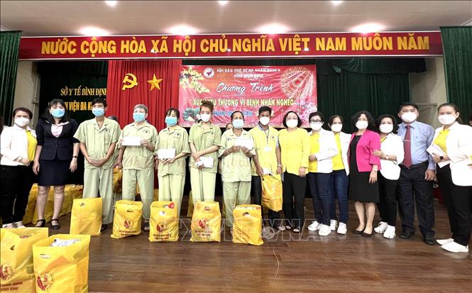 Trong ảnh: Hội Nữ doanh nhân Thành phố Hồ Chí Minh tặng quà Tết cho bệnh nhân nghèo đang điều trị tại Bệnh viện Đa khoa Bình Định. Ảnh: Nguyên Linh-TTXVN