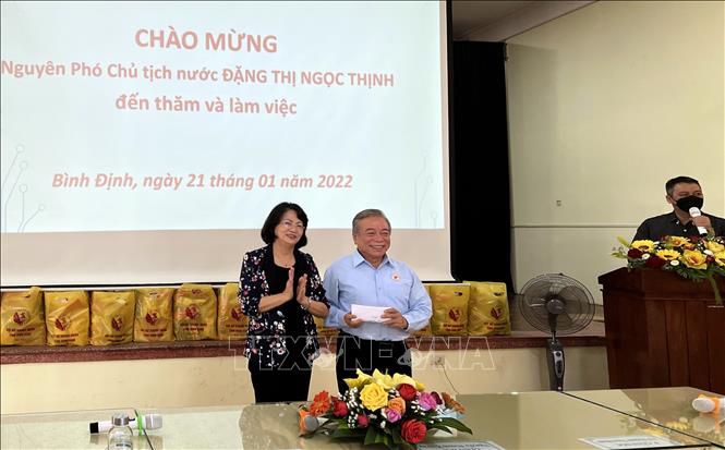 Trong ảnh: Nguyên Phó Chủ tịch nước Đặng Thị Ngọc Thịnh trao tặng 50 triệu đồng cho Hội Bảo trợ bệnh nhân nghèo tỉnh Bình Định. Ảnh: Nguyên Linh-TTXVN 